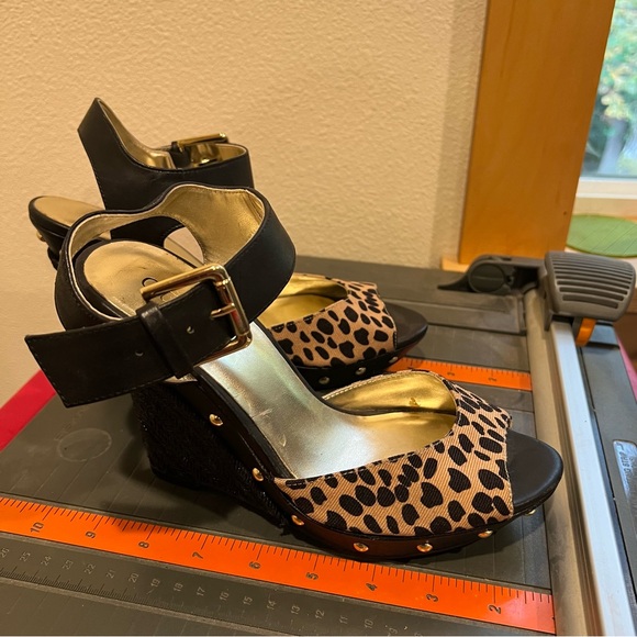 Guess Leopard Women’s Size 7 - Picture 4 of 14